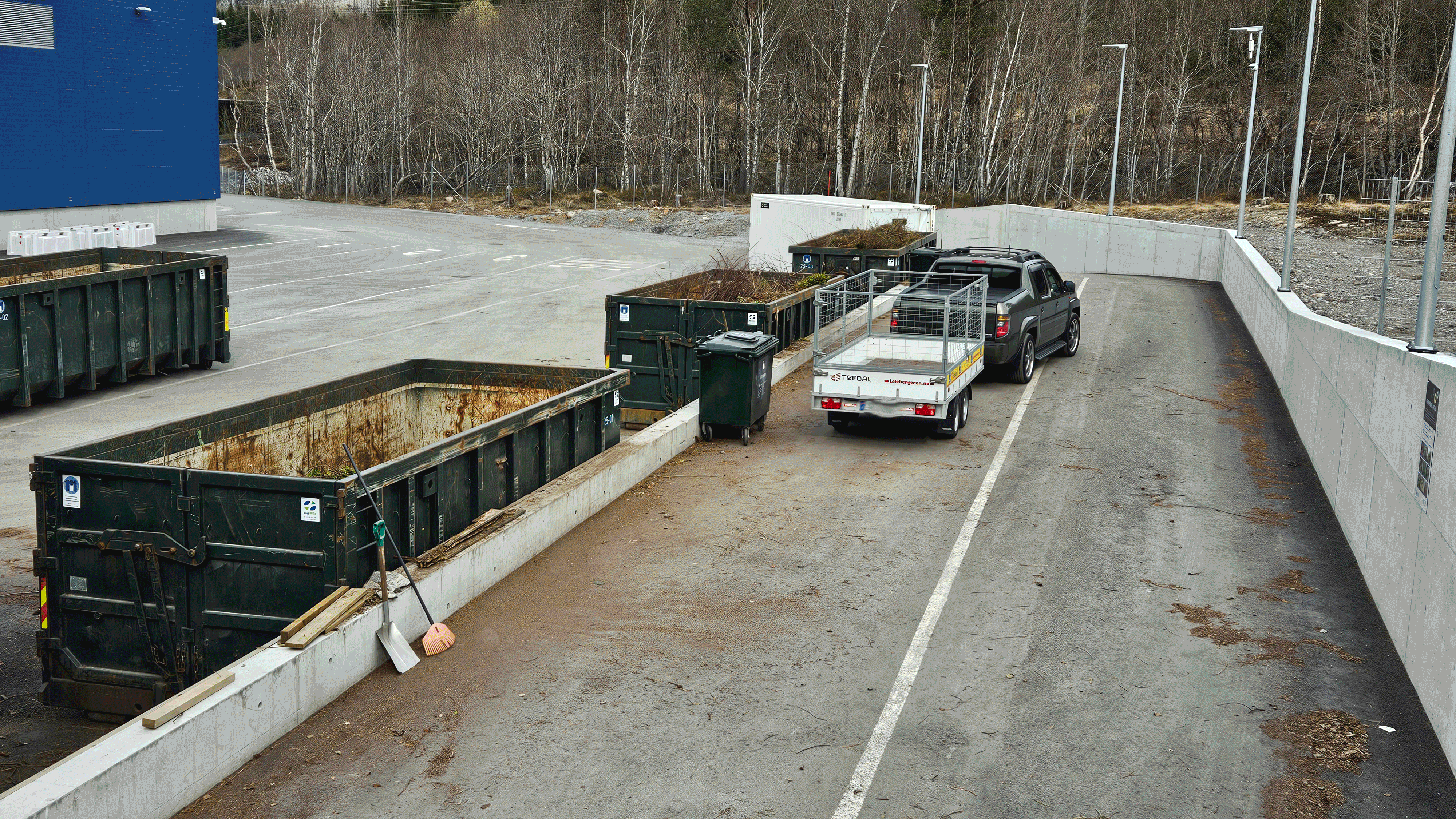 Personbil med henger på hageavfallsmottak i Årødalen