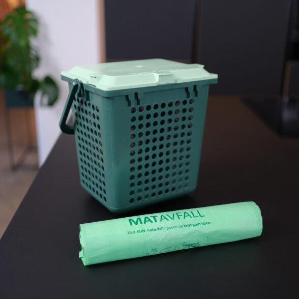 Bilde av avfallsbøtte ved siden av en rull med bioposer