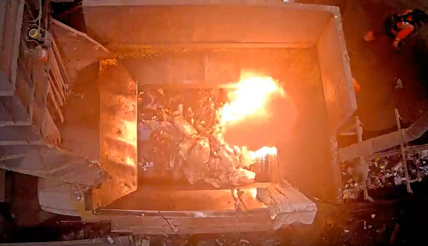 Stikkflammer etter batterieksplosjon i avfallskvernen.