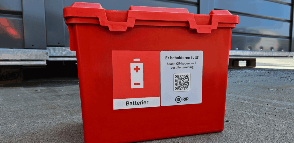 Rød bøtte til oppsamling av batterier