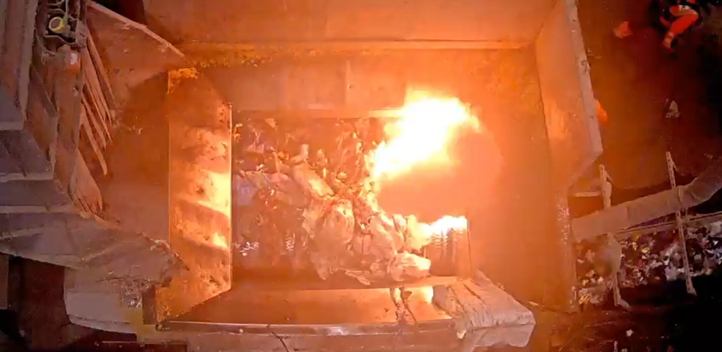 Stikkflammer etter batterieksplosjon i avfallskvernen.