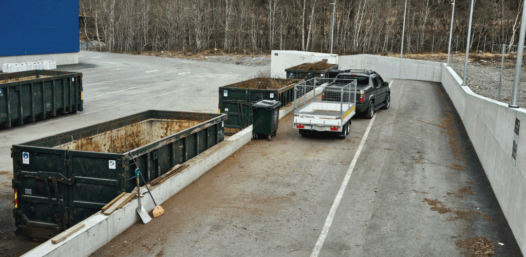 Personbil med henger på hageavfallsmottak i Årødalen