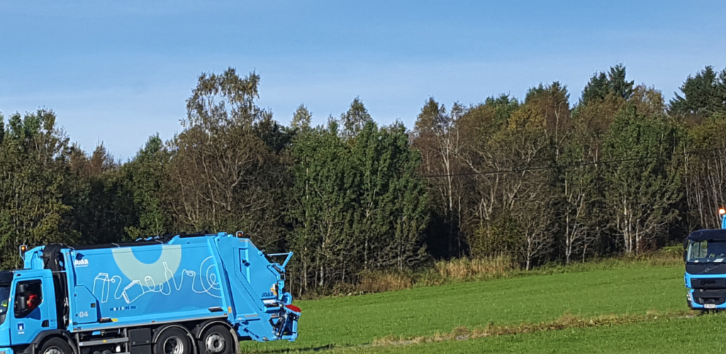 To renovasjonsbilder fra RIR i et område med grønt gress og skog