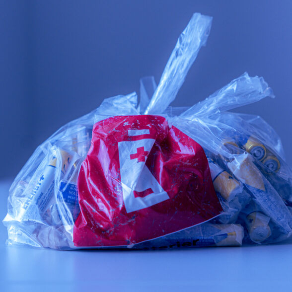 En pose med gamle batterier. Posen er av den typen man skal bruke og som utleveres av RIR.