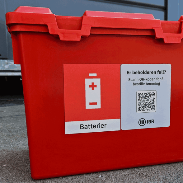 Rød bøtte til oppsamling av batterier