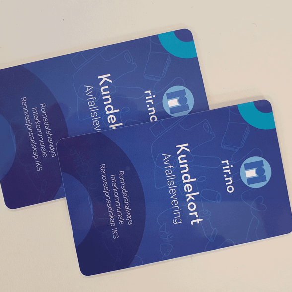 To kundekort liggende på et bord