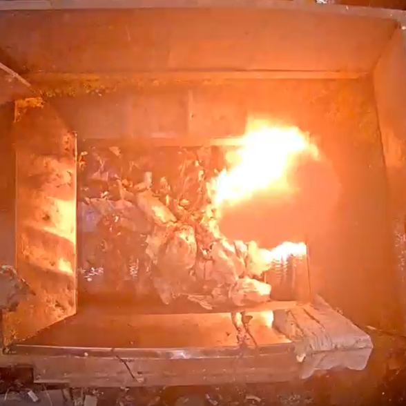 Stikkflammer etter batterieksplosjon i avfallskvernen.